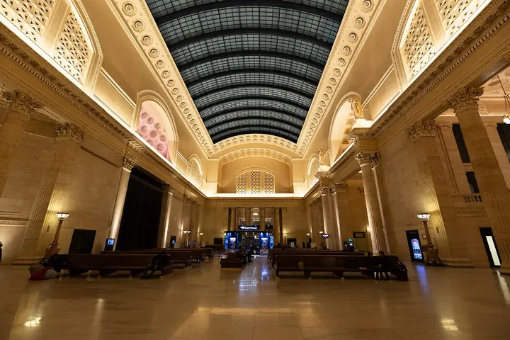The Great Hall of Chicago Union Station, with Corinthian columns, wooden benches and a barrel-vaulted skylight.